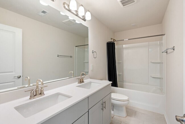 Building Photo - Convenient, Spacious and Move-in Ready 5 Bed/3 Bath Home in Mebane