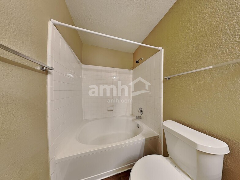 Building Photo - 360 Thicket Ln