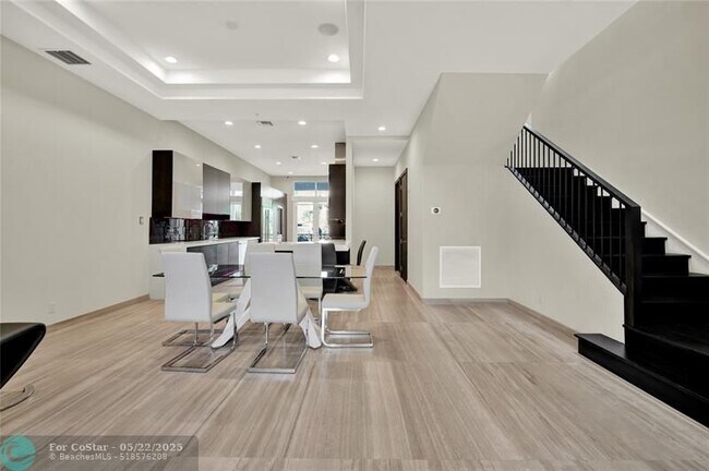 Building Photo - 425 N Ocean Blvd