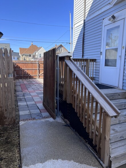 Building Photo - 2142 Clarence Ave