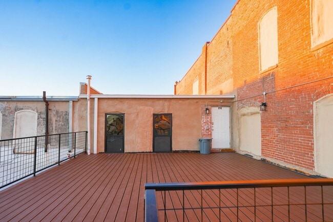 Building Photo - 210 E Washington Ave