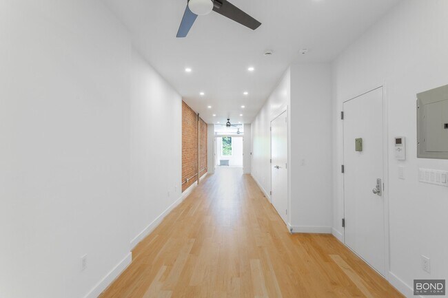 Building Photo - 309 E 10th St