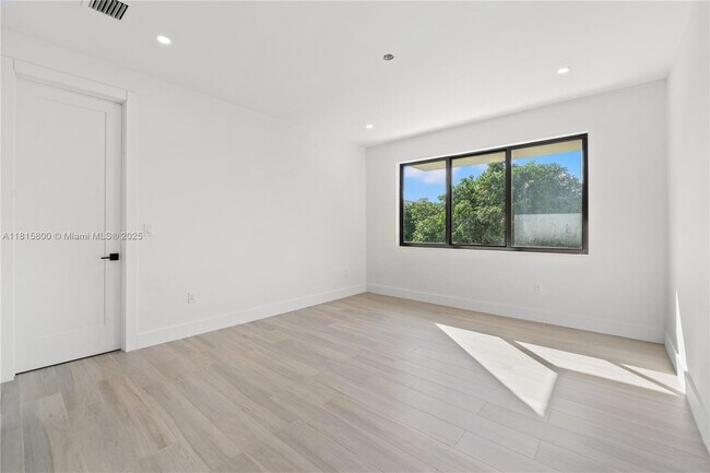 Building Photo - 740 NW 24th Ct