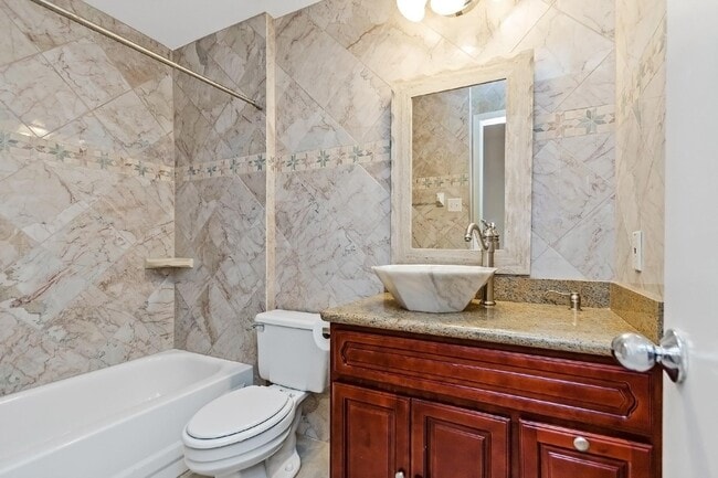 Building Photo - 204 Marshall St