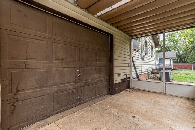 Building Photo - Fenced in yard!