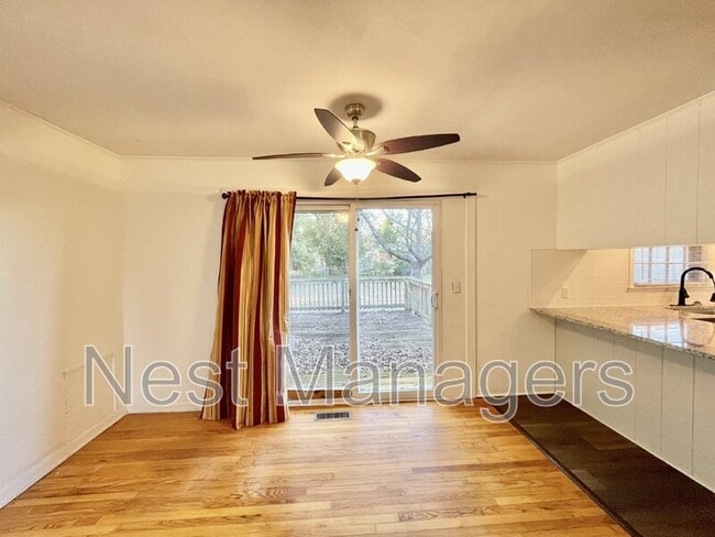 Building Photo - 3522 Thomas Dr