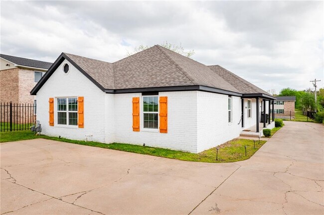 Primary Photo - 1975 W Deane St