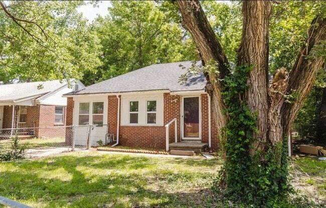 Building Photo - 1018 N Volutsia Ave