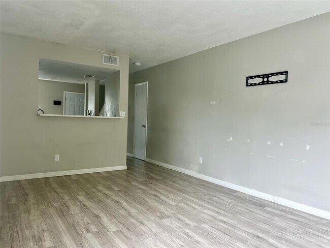 Building Photo - 7195 E Bank Dr