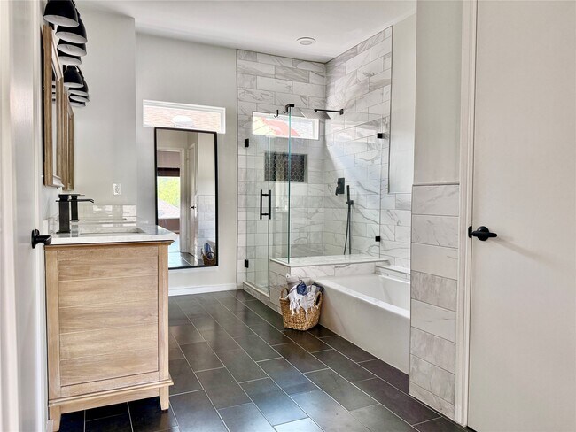 Building Photo - 608 W Drew St