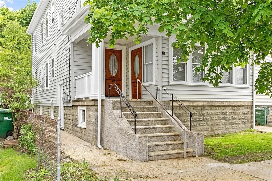 Building Photo - 121 Surrey St