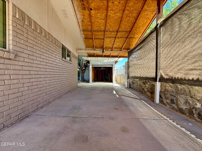 Building Photo - 10288 Lakeview Dr