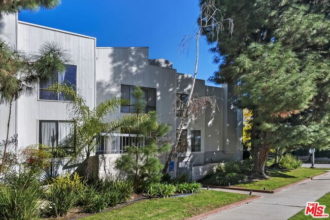 Building Photo - 1220 Manning Ave