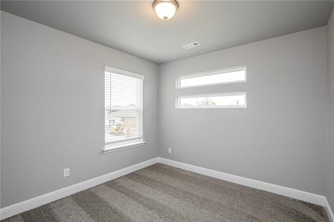Building Photo - 2010 Periwinkle Pl
