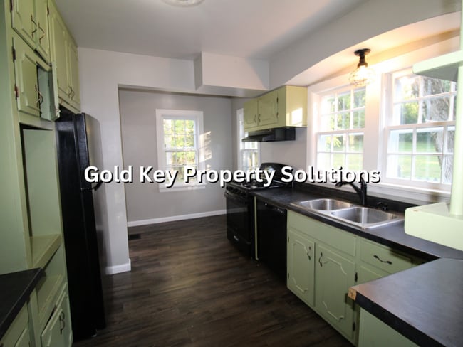 Building Photo - Adorable Brick 4 BR 1 BA House Near Golf C...