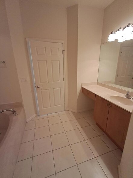 Building Photo - 221 Greenwich Cir