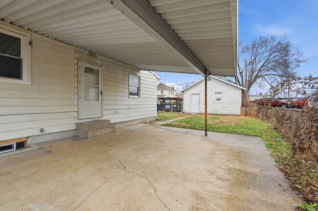 Building Photo - Three Bedroom Home in Hamilton!