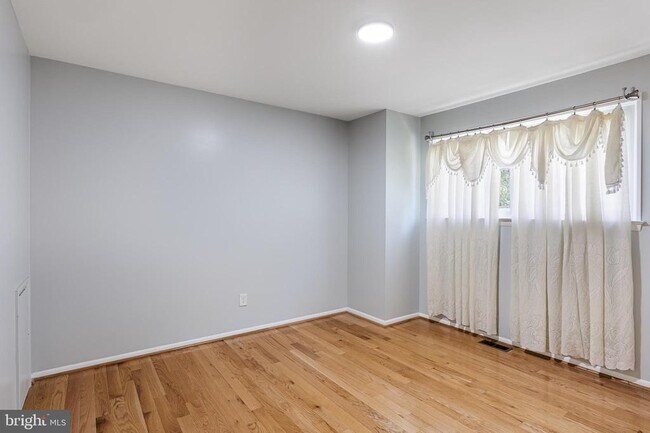 Building Photo - 18 Lakeview Dr