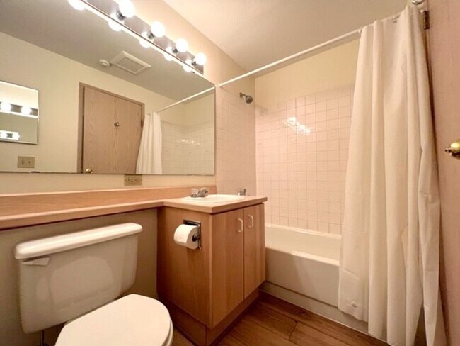 Building Photo - 2bd/2ba Woodinville Condo