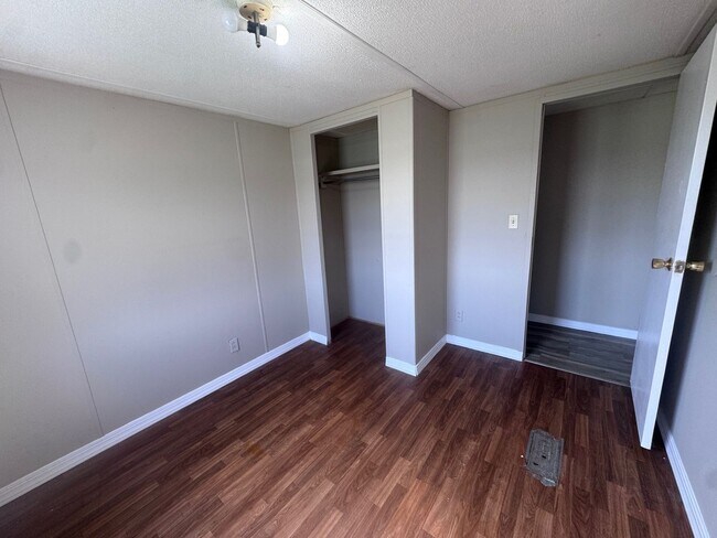 Building Photo - 102 Lakewater Dr