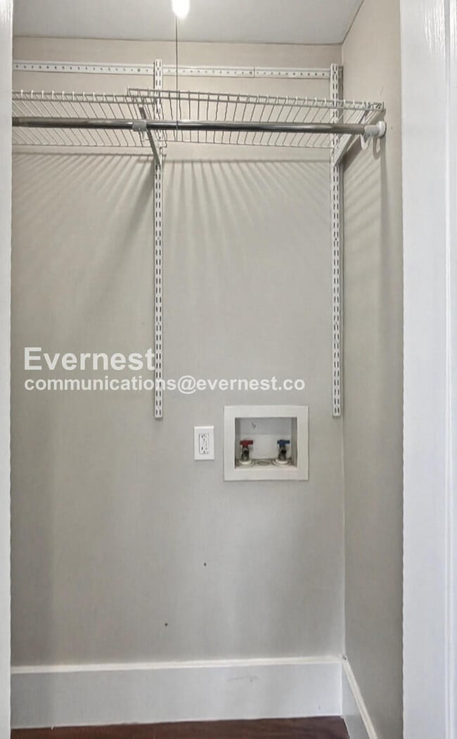 Building Photo - 203 W Lobit Ave