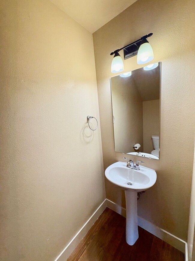 Building Photo - Beautiful West End Townhome – Spacious & M...