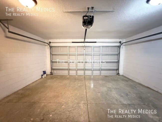 Building Photo - 85 Maple Dr