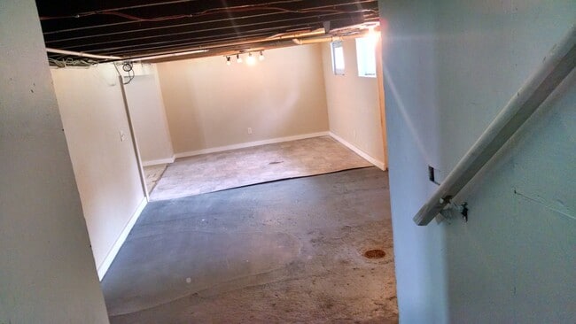 Building Photo - 1138 E Larch Ave