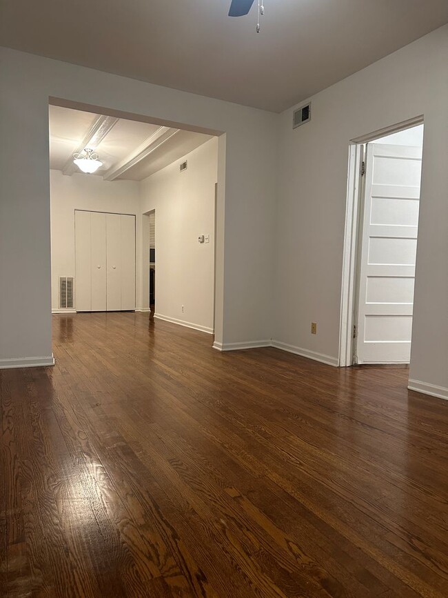 Building Photo - Beautiful 1 Bed Apartment in North Center/ Ravenswood Area Available September 1st