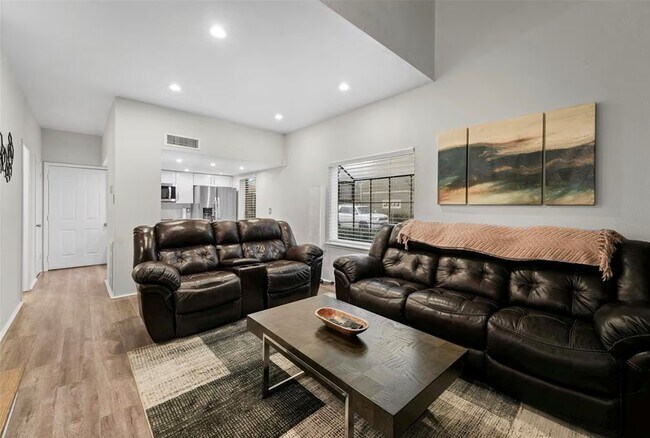 Building Photo - 1920 Augusta Dr