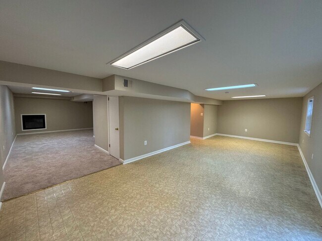 Building Photo - Spacious 4 Bed 2/2 Bath Home with Park-Lik...