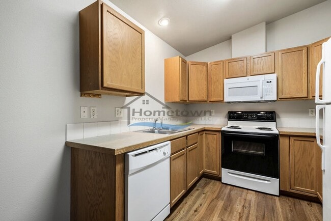 Building Photo - Two-Bed, Two-Bath Duplex with Garage in Co...