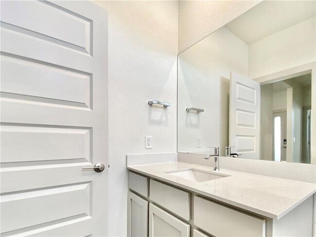 Building Photo - 100 Geminiflora Bend