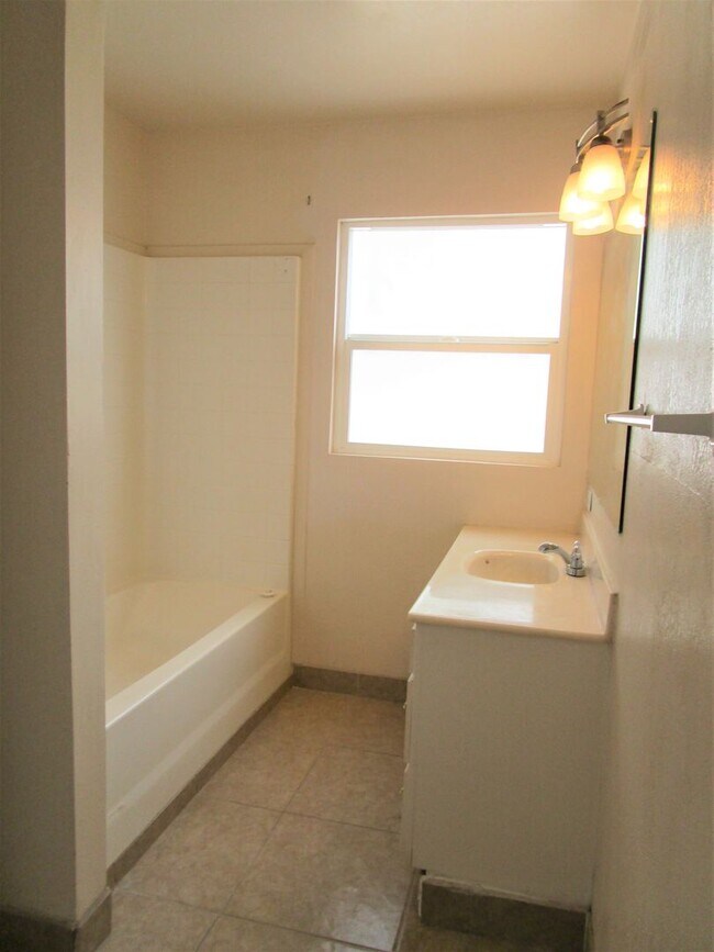 Building Photo - Please contact Vaughn Realty to set up an ...