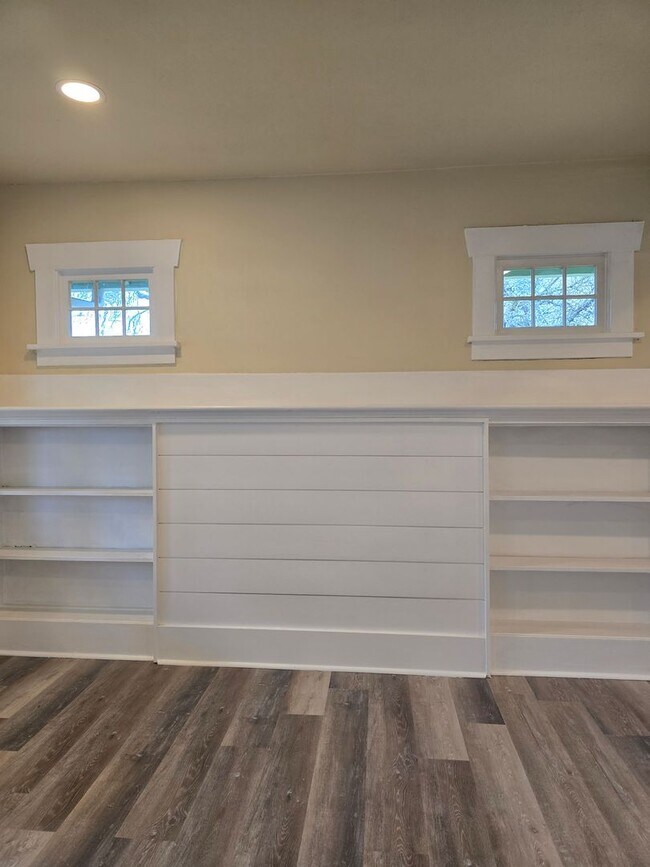 Building Photo - 2 Bedroom Duplex with Basement & 2-Car Garage