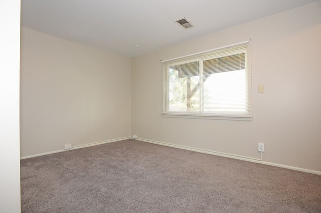 Building Photo - Spacious and Updated 4 Bedroom with Stunni...