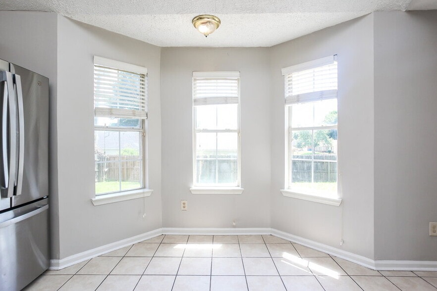 Building Photo - 4671 Lindawood Ln
