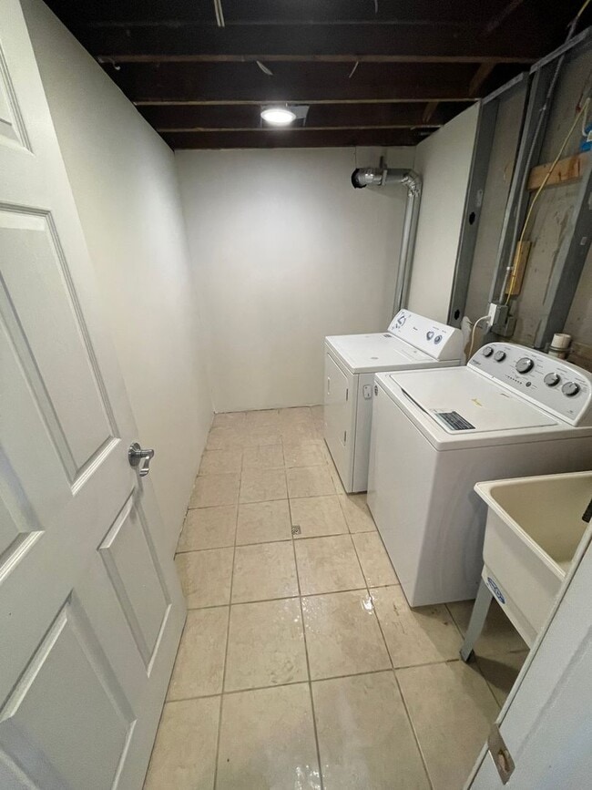 Building Photo - Nice Spacious 3 bd / 3 full bath and 2 hal...