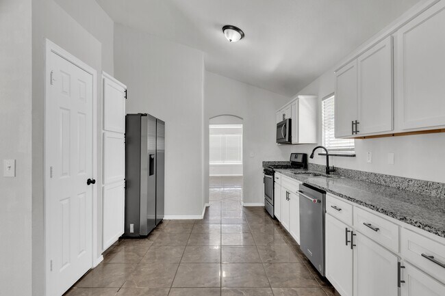 Building Photo - 10400 Valle Koki Dr