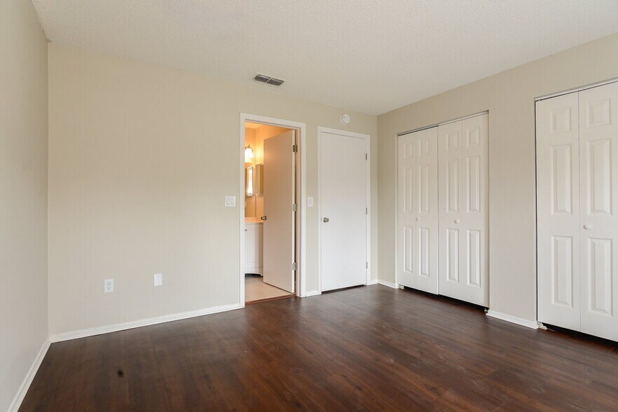 Building Photo - 4906 Hi Vista Cir