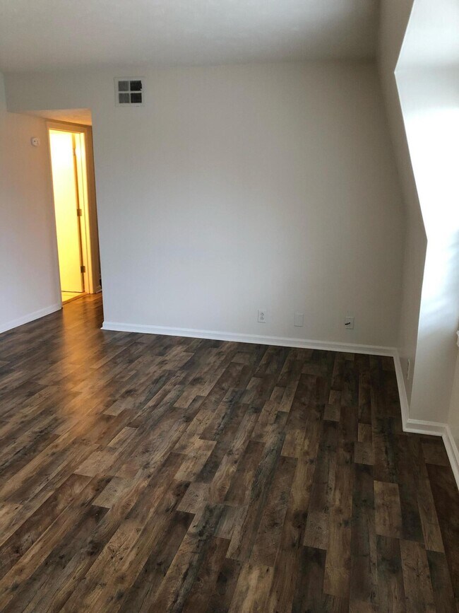 Building Photo - 904 Plaza Dr