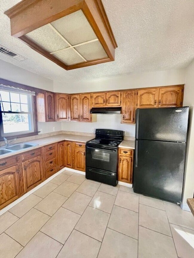 Building Photo - Welcome to this charming 2-bedroom, 1-bathroom house located in the desirable city of Charlotte, NC