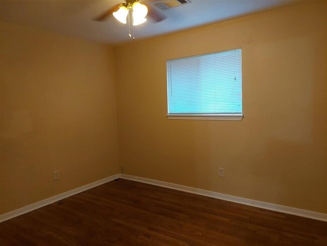 Building Photo - 1401 Glenmore Dr