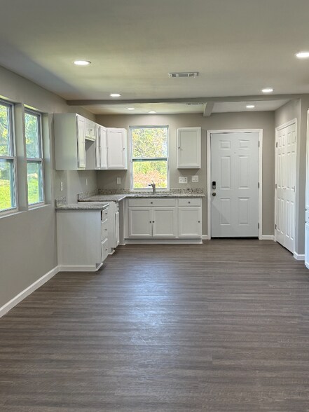 Building Photo - 10040 LA-44