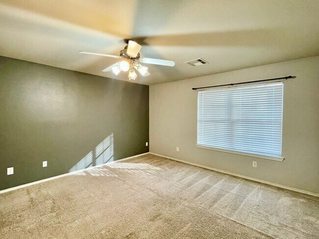 Building Photo - BEAUTIFUL 4 BR/2BTH HOUSE LOCATED IN CIBOL...