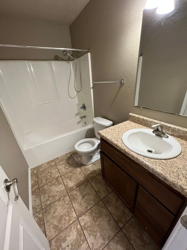 Building Photo - Nice 3 Bed 2 Bath house in new housing division off Northridge Drive