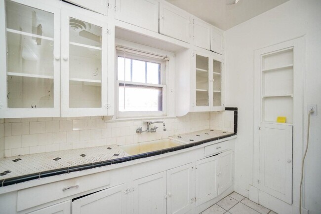 Building Photo - 4316-4312 Jack St