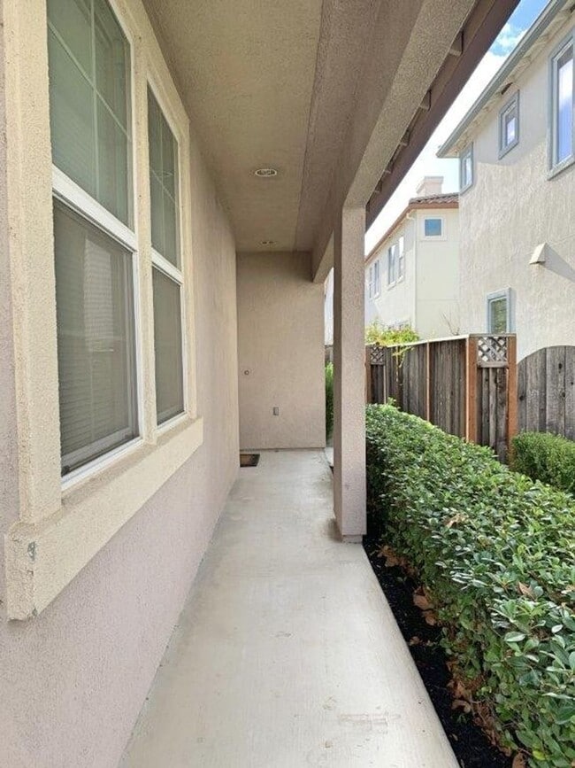 Building Photo - NEWER MODERN 3 BEDROOM VACAVILLE *STAR REN...