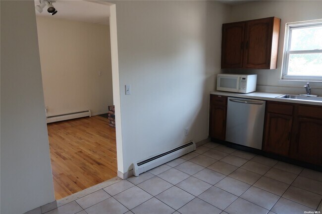 Building Photo - 772 Carman Ave