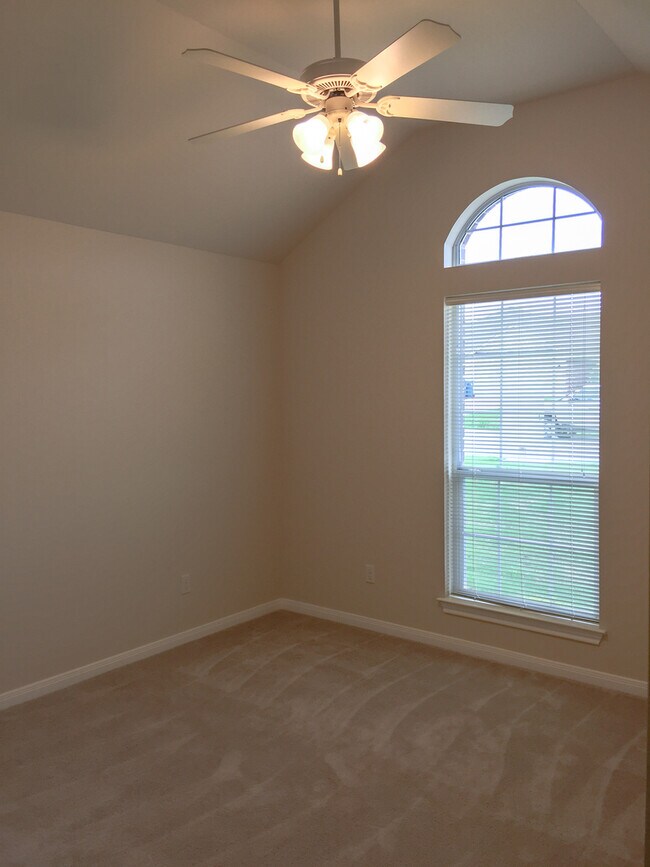 Building Photo - 3BR / 2BA Duplex in Hewitt, Texas | Midway ISD *Leasing Special Available*